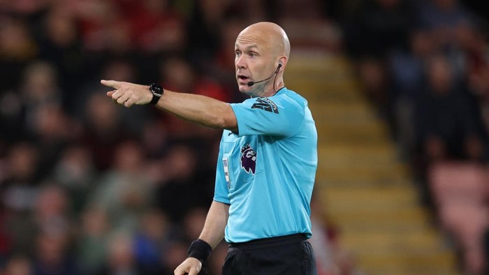 BOURNEMOUTH, ENGLAND - SEPTEMBER 14: Referee Anthony Taylor holding a yellow car during the Premier League match between AFC Bournemouth and Chelsea FC at Vitality Stadium on September 14, 2024 in Bournemouth, England. (Photo by Catherine Ivill - AMA/Getty Images)
