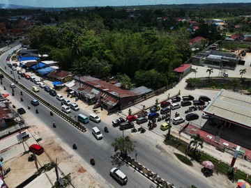 Foto Udara Antrean Kendaraan di SPBU Kendari