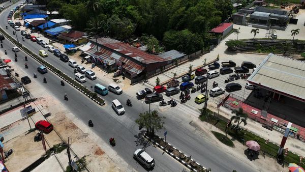 Foto Udara Antrean Kendaraan di SPBU Kendari