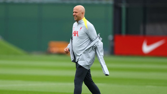 Soccer Football - Champions League - Liverpool Training - AXA Training Centre, Liverpool, Britain - September 16, 2024 Liverpool manager Arne Slot during training REUTERS/Molly Darlington
