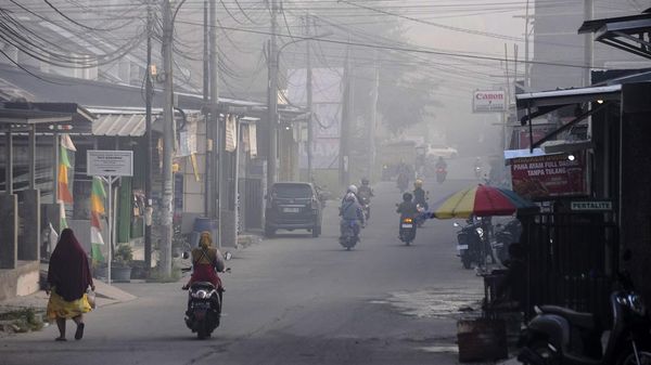 Asap Kebakaran TPSA Selimuti Desa Bagendung Cilegon