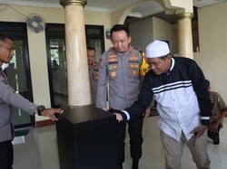 Kapolres Tangsel Ganti Kotak Amal Musala yang Dibobol Maling Jadi Brankas