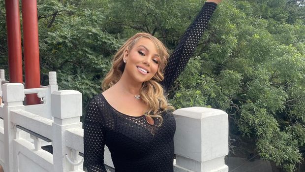 Gaya Mariah Carey di Tembok Besar China