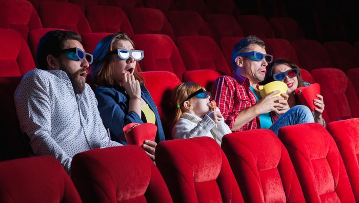 Ilustrasi menonton film di bioskop