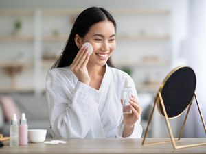 7 Cara Membersihkan Makeup Tanpa Remover, Mudah Dicoba 7 Cara Membersihkan Makeup Tanpa Remover, Mudah Dicoba