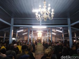 Makna di Balik Prosesi Panjang Jimat di Keraton Kanoman Cirebon Makna di Balik Prosesi Panjang Jimat di Keraton Kanoman Cirebon