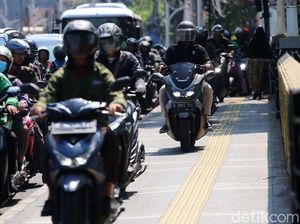 Bule Soroti Motor Naik Trotoar: Ditabrak Ojol, Mau Dikeroyok Emak-Emak Bule Soroti Motor Naik Trotoar: Ditabrak Ojol, Mau Dikeroyok Emak-Emak