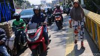 Jangan Ditiru! Pemotor Serobot Jalur Pejalan Kaki di Matraman