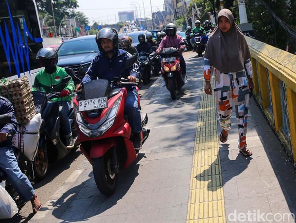 Jangan Ditiru! Pemotor Serobot Jalur Pejalan Kaki di Matraman