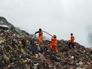 Kebakaran TPSA Bagendung Cilegon Padam, Asap Masih Mengepul Cemari Warga