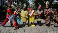Keren, Baju Adat Ini Terbuat dari Sampah Plastik