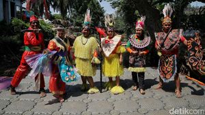 Keren, Baju Adat Ini Terbuat dari Sampah Plastik