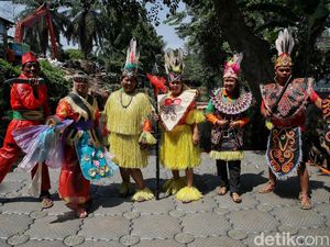 Keren, Baju Adat Ini Terbuat dari Sampah Plastik Keren, Baju Adat Ini Terbuat dari Sampah Plastik