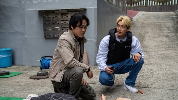 Kim Woo Bin dan Kim Sung Kyun di film Officer Black Belt (2024)/Foto: Netflix