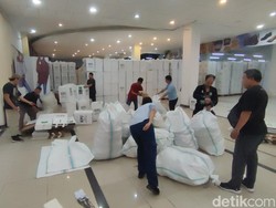 Persiapan Pilkada, KPU Tabanan Bongkar 7.725 Kotak Suara-Logistik Pemilu 2024