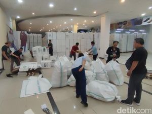Persiapan Pilkada, KPU Tabanan Bongkar 7.725 Kotak Suara-Logistik Pemilu 2024 Persiapan Pilkada, KPU Tabanan Bongkar 7.725 Kotak Suara-Logistik Pemilu 2024