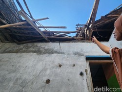 Pasrahnya Nining Kini Rumahnya Beratap Langit di Sukabumi
