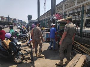 Bikin Kumuh dan Semrawut, PKL Liar Sekitar St Bogor Dibongkar Satpol PP