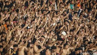 Dukungan Jakmania terus menggema sepanjang laga.