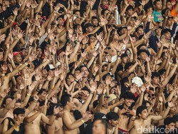 Dukungan Jakmania terus menggema sepanjang laga.