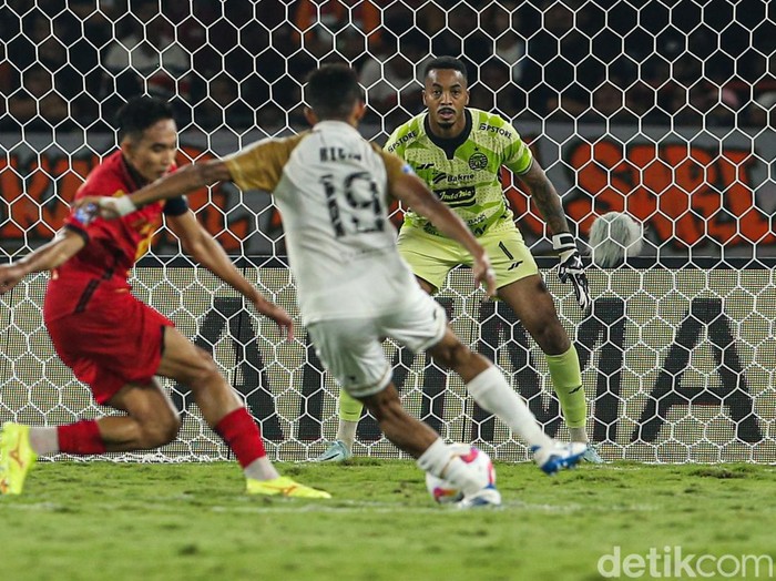 Persija bermain imbang melawan Dewa United di Stadion GBK, Jakarta. Rizky Ridho dkk gagal meraih poin penuh di kandang pada gelaran Liga 1 2024 pekan ketiga.