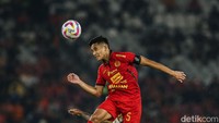 Peluang terbaik Persija datang di menit ke-41, Upaya Gustavo Almeida melepaskan tendangan dari luar kotak penalti masih belum membuahkan hasil, usai bolanya cuma mentok tiang. Hingga jeda, skor 0-0 bertahan.