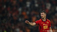 Di babak pertama, Persija banyak menekan Dewa United. Beberapa kali upaya Maciej Gajos dan Gustavo Almeida merepotkan barisan belakang lawan.