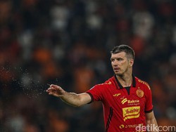 Di babak pertama, Persija banyak menekan Dewa United. Beberapa kali upaya Maciej Gajos dan Gustavo Almeida merepotkan barisan belakang lawan.