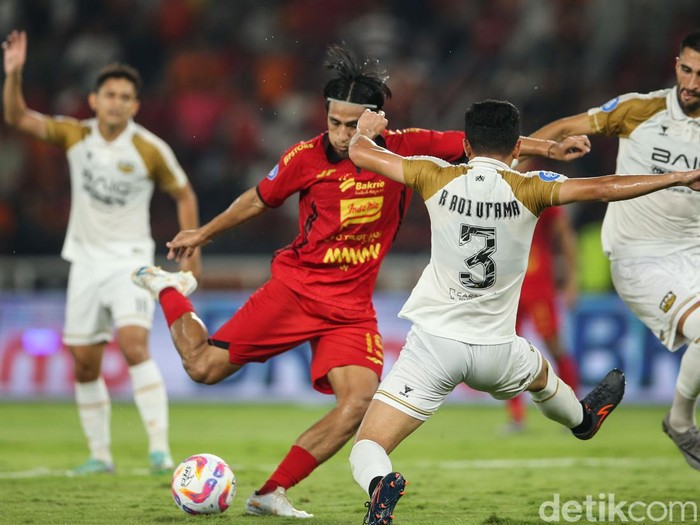 Persija bermain imbang melawan Dewa United di Stadion GBK, Jakarta. Rizky Ridho dkk gagal meraih poin penuh di kandang pada gelaran Liga 1 2024 pekan ketiga.