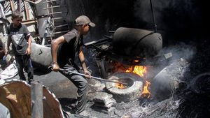 Potret Warga Gaza Ubah Sampah Plastik Jadi Bahan Bakar di Tengah Kelangkaan