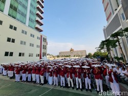 Tulis Harapan-Kritik di Payung, 2.786 Maba UMSurabaya Pecahkan Rekor MURI