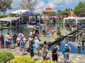 Kunjungan Wisatawan ke Tirta Gangga Diklaim Naik 30 Persen Selama Festival Kunjungan Wisatawan ke Tirta Gangga Diklaim Naik 30 Persen Selama Festival