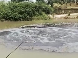 Heboh Semburan Air Hitam Misterius di Aliran Sungai Citarum