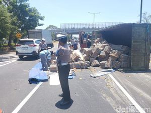 Truk Muat Telur Terguling di Tol Sidoarjo gegara Pecah Ban, Muatan Berserakan Truk Muat Telur Terguling di Tol Sidoarjo gegara Pecah Ban, Muatan Berserakan
