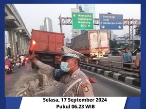 Truk Sampah Tabrak Separator TransJ di Gatsu arah Kuningan, Lalin Macet Truk Sampah Tabrak Separator TransJ di Gatsu arah Kuningan, Lalin Macet