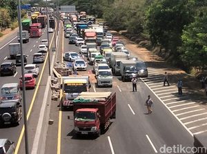 Truk Muat Telur Terguling di Km 747 Sidoarjo-Waru