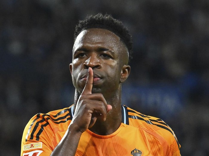 Real Madrid's Vinicius Junior celebrates after scoring the opening goal with a penalty kick during a Spanish La Liga soccer match between Real Sociedad and Real Madrid at the Reale Arena in San Sebastian, Spain, Saturday, Sept. 14, 2024. (AP Photo/Miguel Oses)
