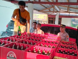 Pengiriman 696 Botol Miras dari Lamongan ke Jombang Digagalkan