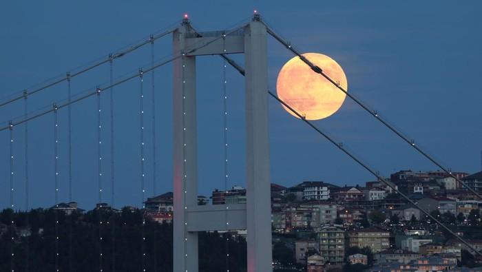 8 Potret Keindahan Bulan Purnama di Berbagai Negara Bulan terbit dengan indah di atas Bukit Camlica yang tenar di Istanbul, Turki, pada 17 September 2024. REUTERS/Murad Sezer