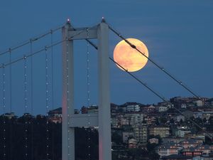 Bulan Terlihat Lebih Besar Saat Terbit, Ini Alasannya Bulan Terlihat Lebih Besar Saat Terbit, Ini Alasannya