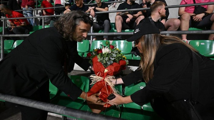 MILAN, ITALY - SEPTEMBER 17: (THE SUN OUT, THE SUN ON SUNDAY OUT) Representatives from Liverpool and AC Milan have put flowers on the seat of the Liverpool fan who passed away the day before the UEFA Champions League 2024/25 League Phase MD1 match between AC Milan and Liverpool FC at Stadio San Siro on September 17, 2024 in Milan, Italy. (Photo by Andrew Powell/Liverpool FC via Getty Images)