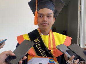 Tekad Pantang Menyerah Antarkan Adi dari Jalanan ke Panggung Wisuda