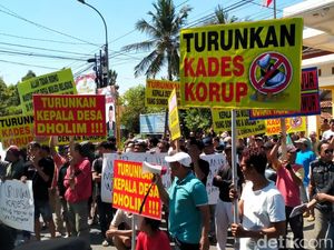 Tuding Kades Korup-Arogan, Warga Wuled Pekalongan Demo Tuding Kades Korup-Arogan, Warga Wuled Pekalongan Demo