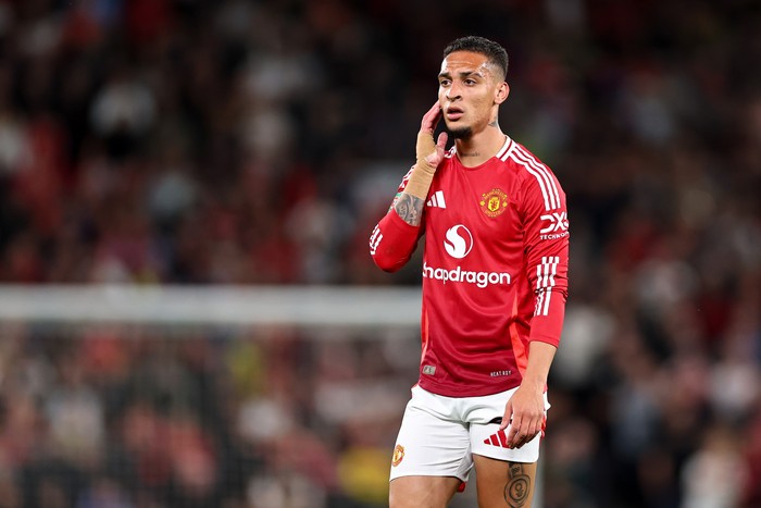 MANCHESTER, ENGLAND - SEPTEMBER 17: Antony of Manchester United during the Carabao Cup Third Round match between Manchester United and Barnsley at Old Trafford on September 17, 2024 in Manchester, England. (Photo by Robbie Jay Barratt - AMA/Getty Images)