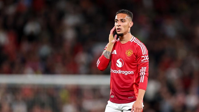 antony liverpool mu vs barnsley piala liga inggris piala carabao MANCHESTER, ENGLAND - SEPTEMBER 17: Antony of Manchester United during the Carabao Cup Third Round match between Manchester United and Barnsley at Old Trafford on September 17, 2024 in Manchester, England. (Photo by Robbie Jay Barratt - AMA/Getty Images)