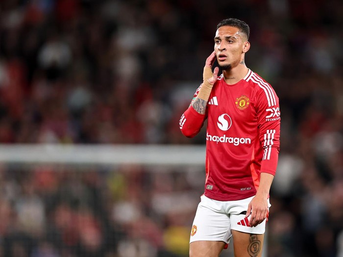MANCHESTER, ENGLAND - SEPTEMBER 17: Antony of Manchester United during the Carabao Cup Third Round match between Manchester United and Barnsley at Old Trafford on September 17, 2024 in Manchester, England. (Photo by Robbie Jay Barratt - AMA/Getty Images)