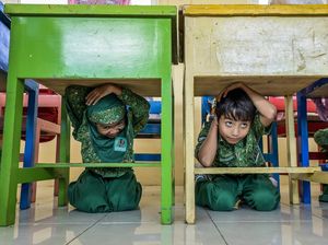 Antusias Anak SD di NTB Ikut Simulasi Mitigasi Gempa