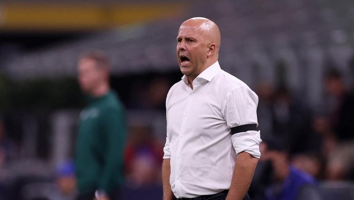 Soccer Football - Champions League - AC Milan v Liverpool - San Siro, Milan, Italy - September 17, 2024 Liverpool manager Arne Slot reacts REUTERS/Claudia Greco