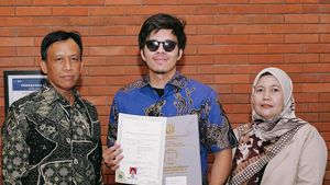 Senyum Semringah Atta Halilintar Dapat Ijazah SMA di Usia 29 Tahun