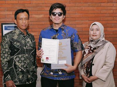 Senyum Semringah Atta Halilintar Dapat Ijazah SMA di Usia 29 Tahun